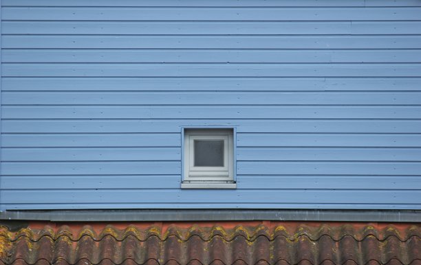 蓝色木墙上的窗户图片下载