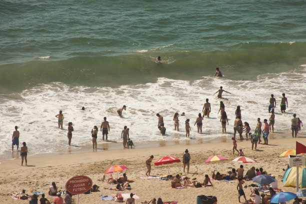 拥挤的海滩图片下载