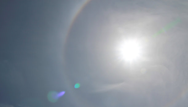 日冕，太阳的光环和蓝天图片下载