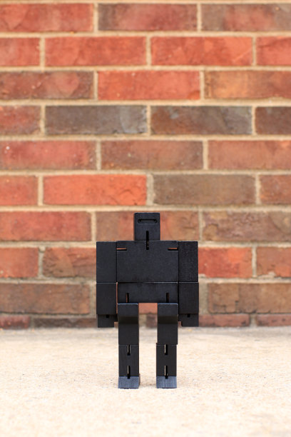 黑色的木制的机器人图片下载