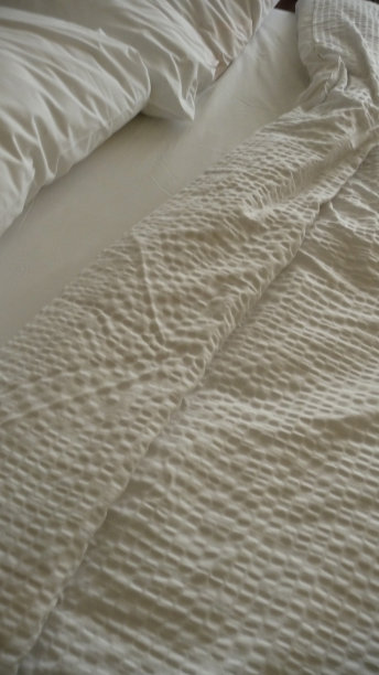 床上的白色枕头和床单图片下载