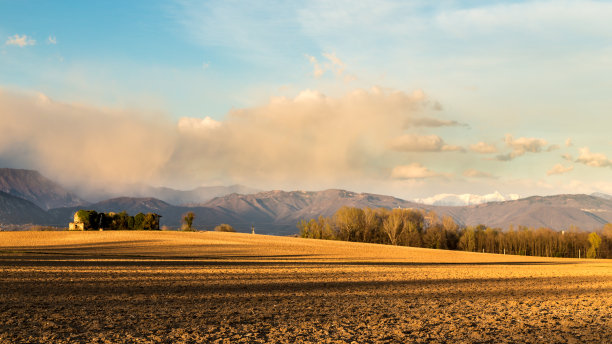 在乡下被遗弃的农场图片下载