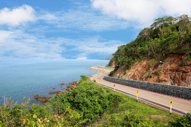 沿海山区蜿蜒的道路图片下载
