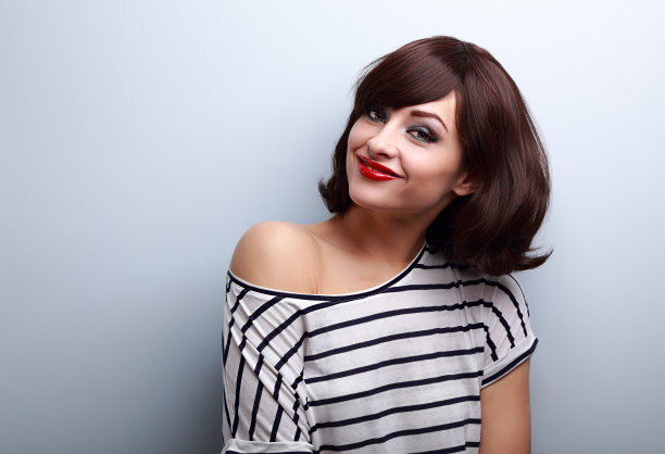 快乐随意的年轻女人微笑着短发看着图片下载