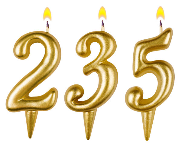 235支蜡烛孤立在白色上图片下载