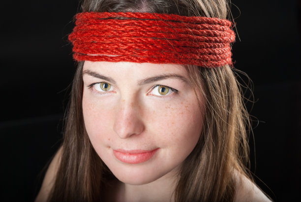 特写美丽的女人与红色的绳子图片下载