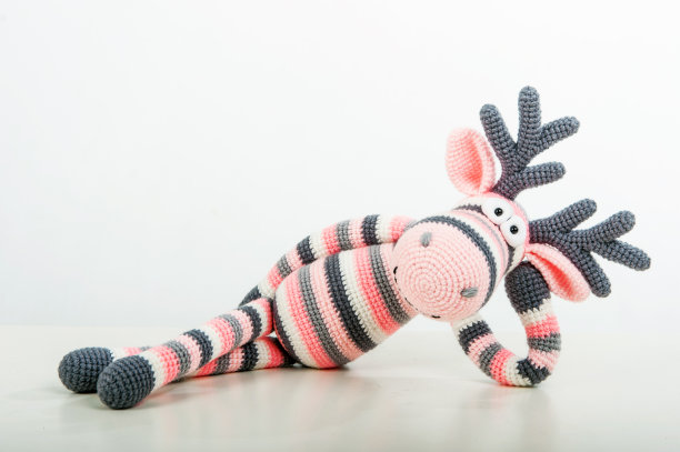 柔软的玩具躺麋鹿图片下载