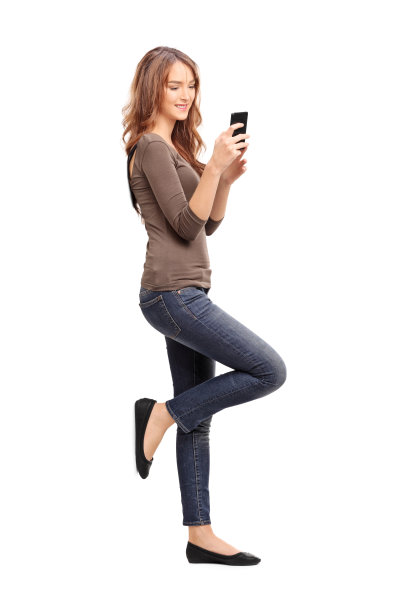 一个女人在手机上输入一条短信图片下载