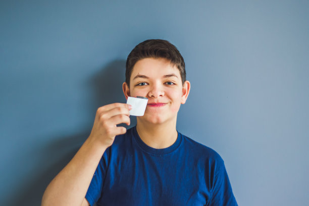 男孩从一张嘴上撕下胶带图片下载