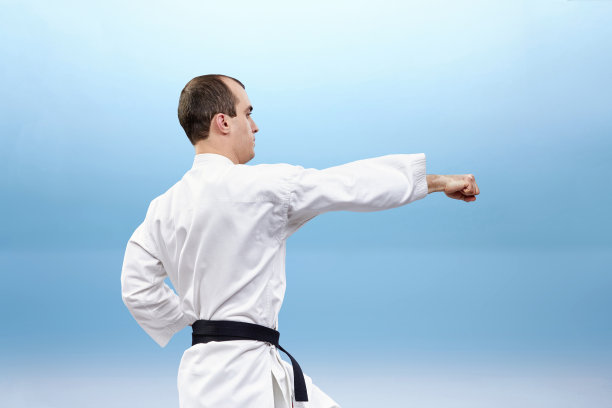 一个年轻的运动员正在踢月子图片下载