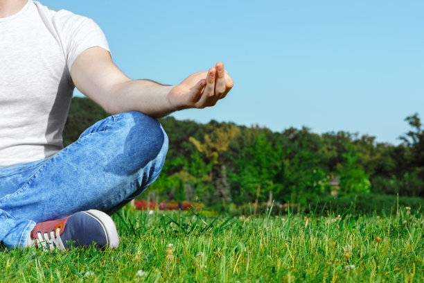 一个年轻人正在公园里休息图片下载