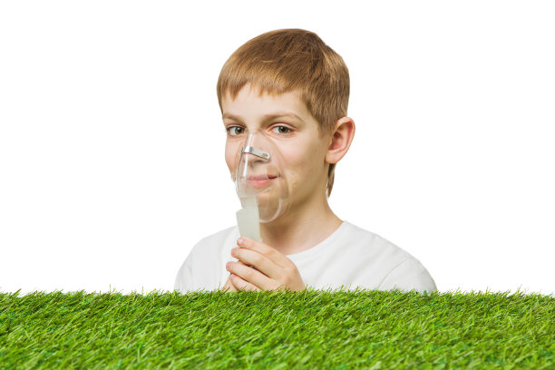 微笑的男孩通过吸入器面罩呼吸图片下载