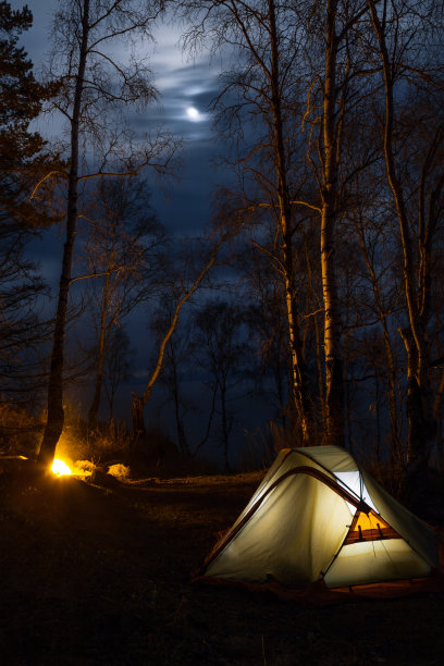 游客露营与篝火晚上图片下载