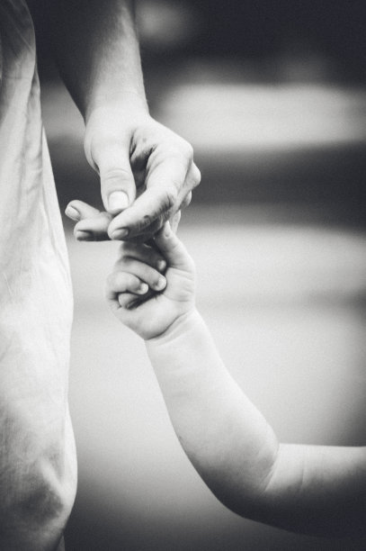 孩子拉着母亲的手图片下载