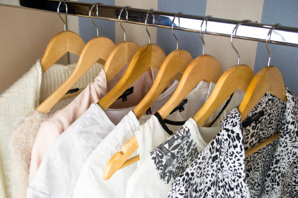 家里衣橱里的一排白色连衣裙图片下载