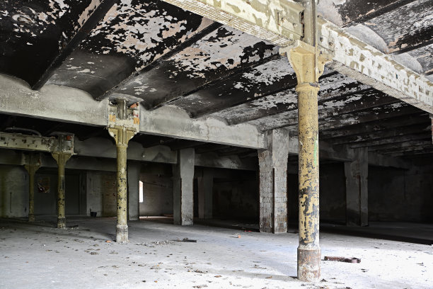 废弃的啤酒图片下载