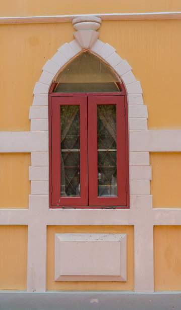 棕色的窗户在橙色的墙上图片下载