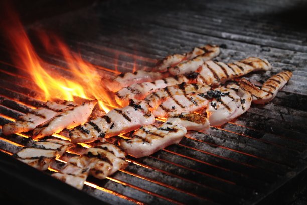 鸡排在燃烧的木炭烤架上烹饪图片下载