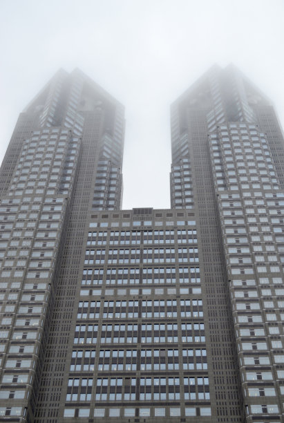 东京塔消失在雾中图片下载