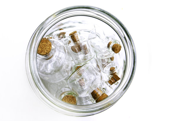 小玻璃瓶装在大玻璃瓶里图片下载