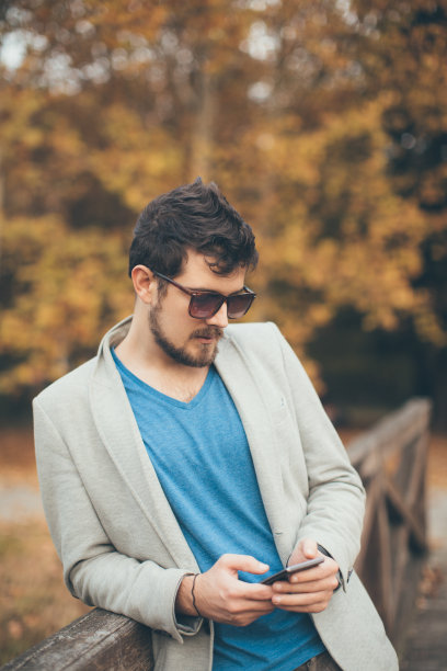 正在用手机的男人图片下载