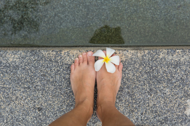 光着脚，带着花图片下载