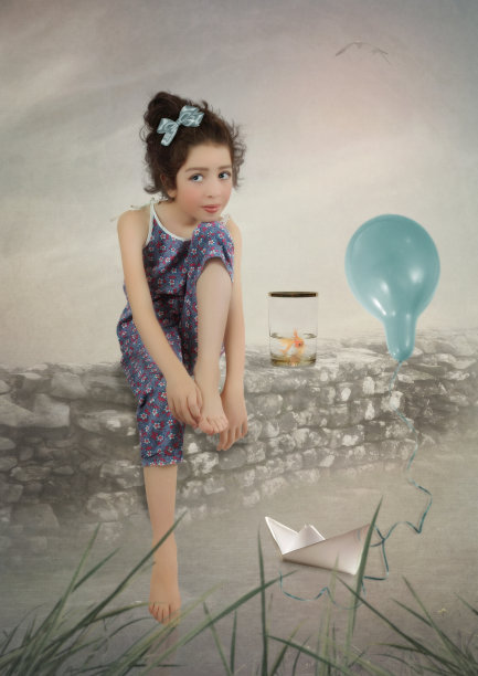 早上穿着睡衣的小女孩图片下载