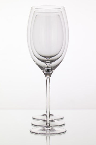 玻璃桌上空酒杯图片下载