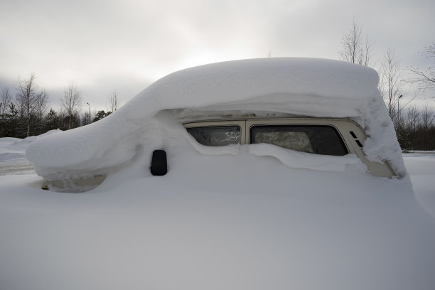 机器上覆盖着雪图片下载