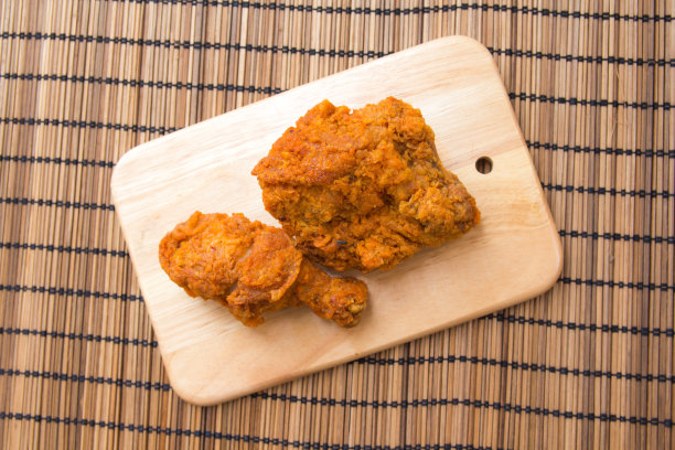 炸鸡放在木桌上图片下载