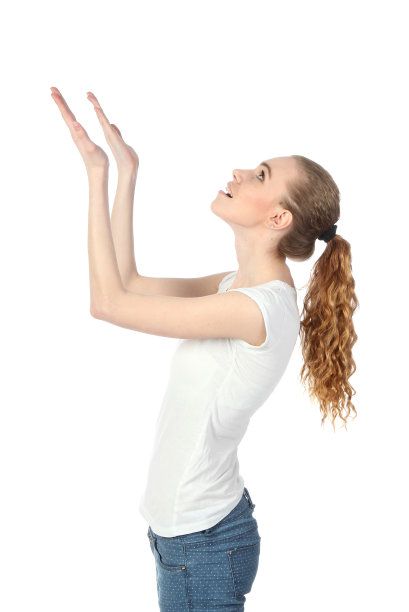 年轻女子抬起头来图片下载