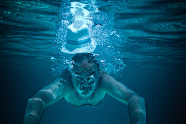 溺水潜水成熟图片下载