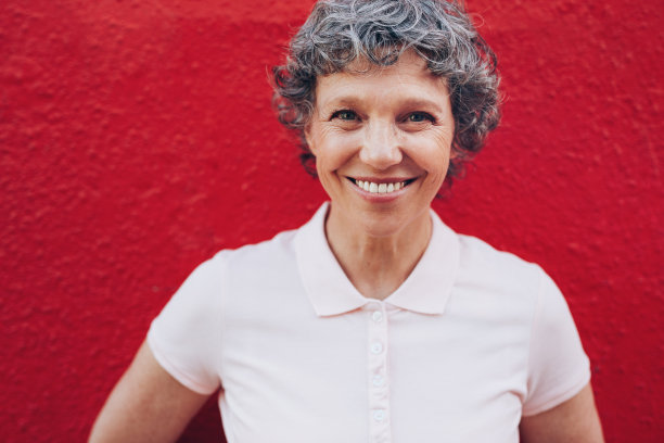 成熟的女人有着美丽的微笑图片下载