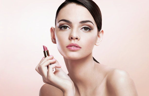 迷人的年轻女孩用口红图片下载