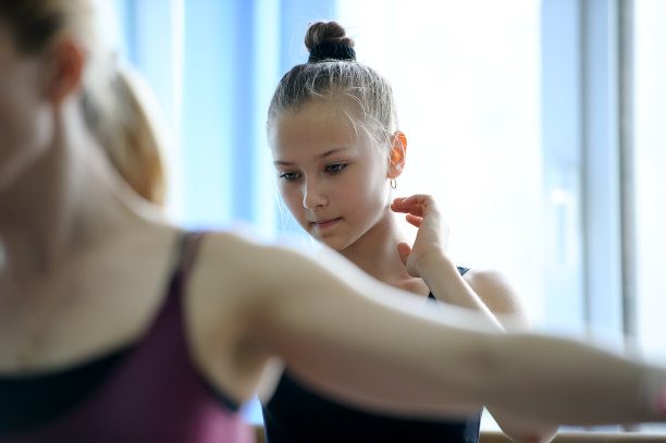 排练时体贴的舞者图片下载