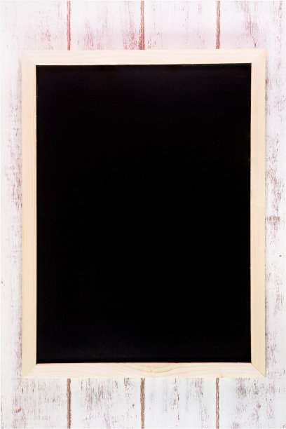 木桌上的空白黑板。图片下载