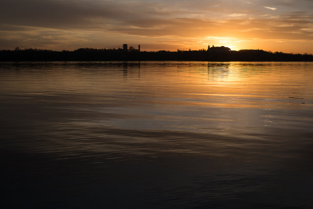 湖面上神奇的日落图片下载