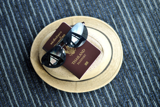 太阳镜，帽子和旅行护照图片下载