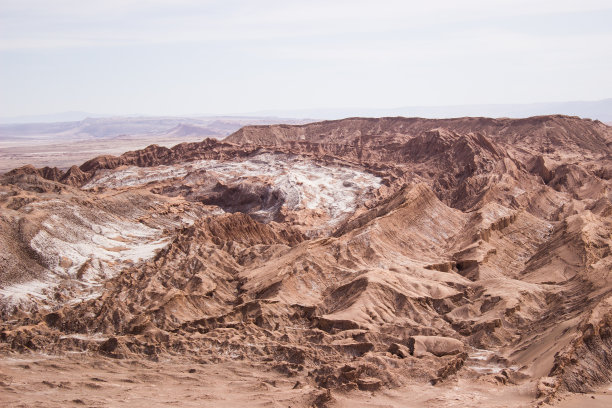 智利阿塔卡马沙漠上的红土山图片下载