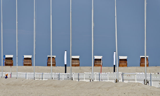 一排有顶的柳条沙滩椅图片下载