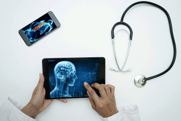 手持数码片的医生图片下载