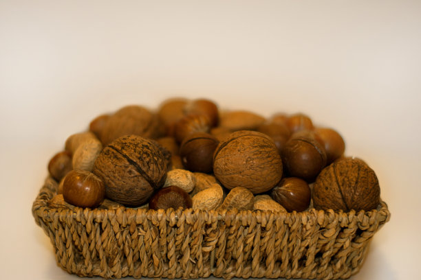 柳条篮子里的什锦坚果图片下载