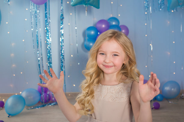 漂亮的金发小女孩的肖像图片下载