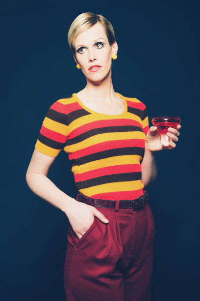 时尚女人拿着玻璃对抗深蓝色图片下载