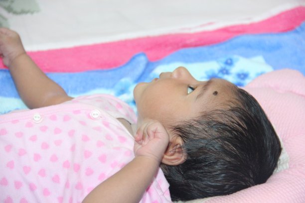 可爱的印度男婴图片下载