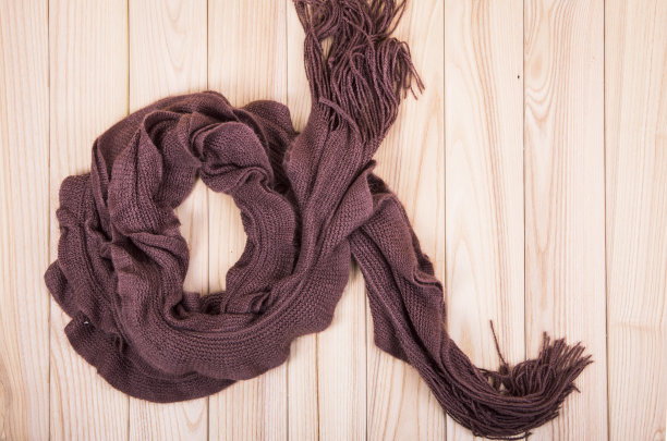 木制背景上的棕色围巾图片下载