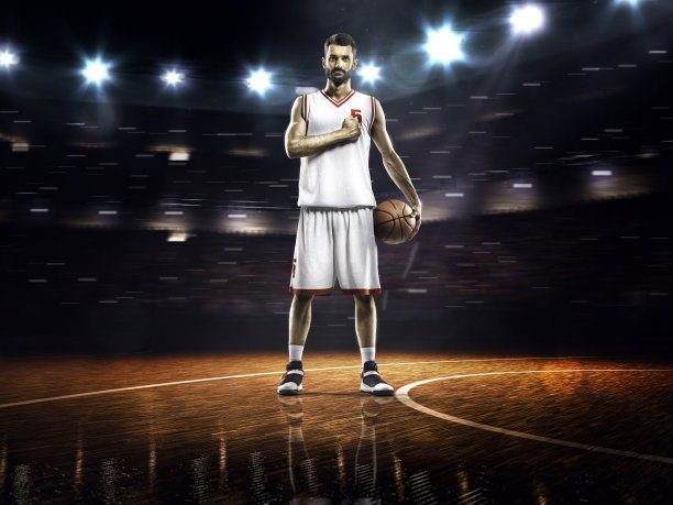 在体育馆自豪的篮球运动员图片下载