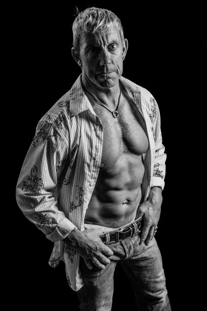 老性感的男人在蓝色牛仔裤显示胸部图片下载