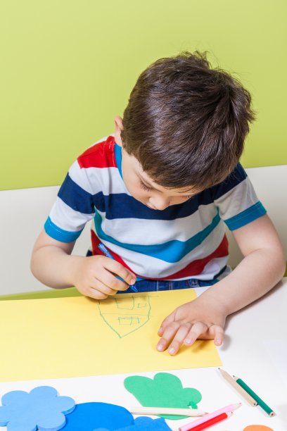 学龄前男孩用铅笔做作业图片下载