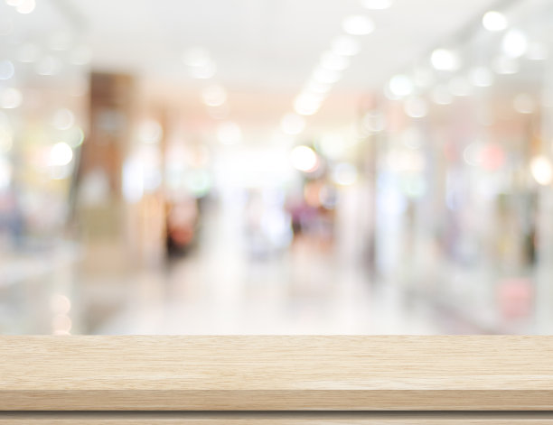 空桌子和模糊的商店与散景背景图片下载